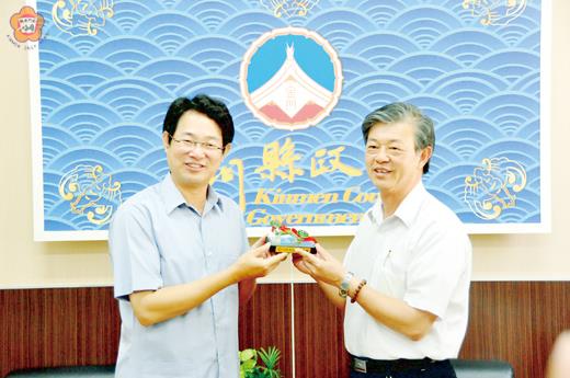 內政部役政署副署長沈哲芳昨帶領聯合督訪考評小組拜會金門縣政府秘書長林德恭;拜會中,沈哲芳致贈一份「如意」手工藝禮物,祝金門災後事事如意。(楊水詠攝)