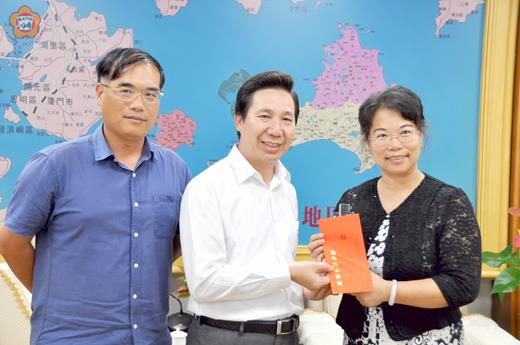 縣長陳福海昨日下午接見將赴台接受教育部表揚的師鐸獎得主許瑞芬等八位教師,並致贈程儀和語多嘉勉。(李增汪攝)