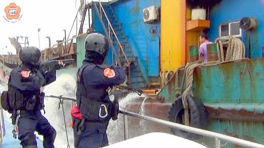 金門海巡隊於田埔外海1.4浬處逮獲一艘「順興568號」抽砂船正在違法抽取金門海域的砂石。(金門海巡隊提供)