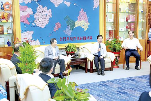 2016兩岸企業家峰會六日金門開幕!圖為峰會秘書長陳瑞隆今年七月上旬拜會金門縣縣長陳福海,並說明峰會年會移師金門舉辦事宜。(縣府攝影師薛子軒提供)