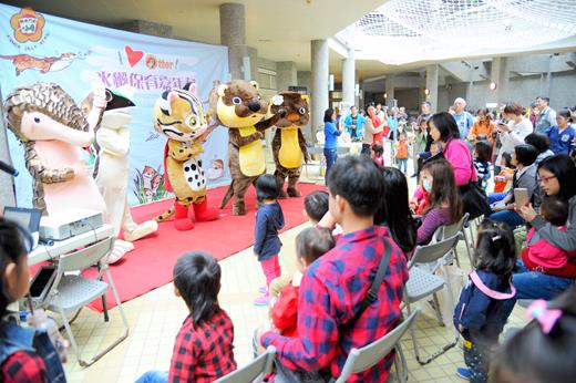 由台北市立動物園、金門縣政府等單位舉辦的「水獺保育嘉年華」活動,昨天早上於社福館地下室登場,現場吸引大批的小朋友們熱情參與,小朋友們爭相和可愛的水獺玩偶進行合影留念。(董森堡攝)