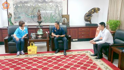 新舊任憲兵隊隊長，日前前往拜會議長洪麗萍（左）。（金門憲兵隊提供）