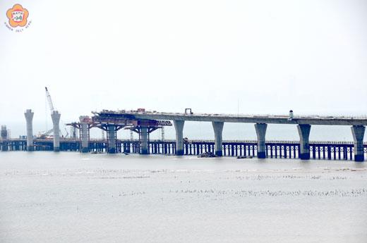 停工近半年，金門大橋重啟標案，接續工程CJ02-2C-A標，昨由東丕營造股份有限公司以新台幣59億5385萬元得標。（翁維智攝）