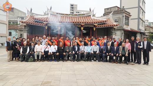 兩岸三地許氏宗親首在金祭祖
台灣許姓宗親會理事長聯誼會來金祭祖,於許氏宗祠前合影。
(許峻魁攝)