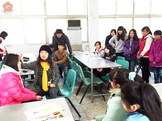 新北市志仁高中美容科團隊到金寧中小學進行技職教育入學宣導活動,並針對國中九年級學生舉辦彩妝體驗課程。(李金鎗攝)