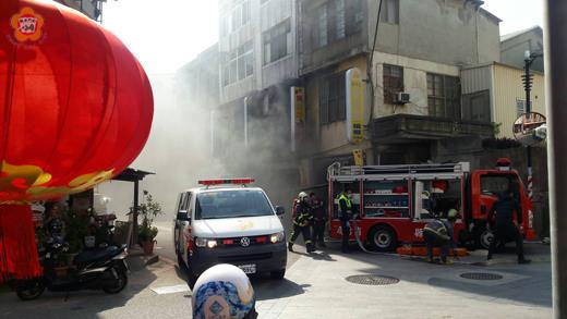 金湖鎮新市里「辣哈哈滷味店」昨（9）日發生火警，2樓廚房冒出大量濃煙，廚房內部被燒得面目全非，所幸無人傷亡。（陳冠霖攝）