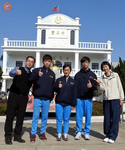 今年學測成績公布,金門高中310班何冠達(圖左二)以72級分拔得頭籌,其次為吳苡謙(圖中)的67級分和李珺的66級分,校長、導師也肯定他們的表現。(陳麗妤攝)