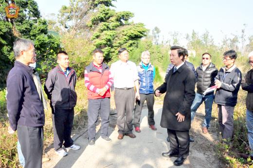金門縣長陳福海昨實地踏勘「光華園青年創業基地」建置計畫,讓青年夢想起飛,提高地區競爭力與創新能量。(楊水詠攝)