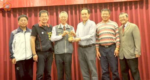 環保局辦理「第五屆金門縣推動環境教育有功遴選表揚典禮」表揚得獎者。(李金鎗攝)