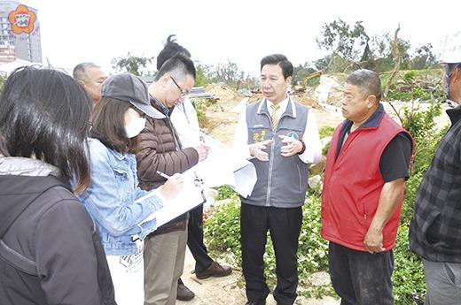 縣府規劃自金湖鎮國順街打造通學步道至金湖國中，縣長陳福海昨日前往工地視察。（陳冠霖攝）