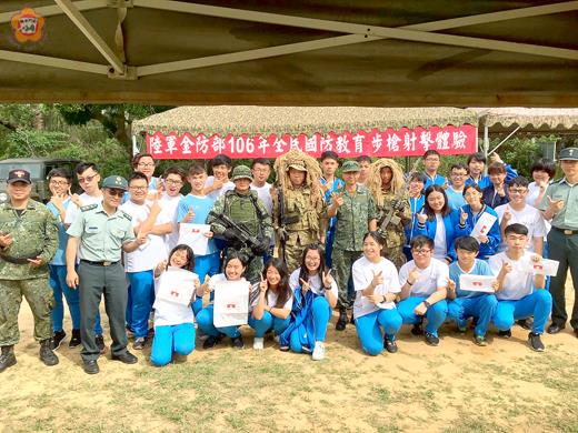 全民國防教育步槍射擊,金門高中學子體驗步槍實彈打靶。(許峻魁攝)
