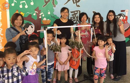 賢庵附幼為幼生設計系列端午節活動，包粽子體驗、談端午、吃粽子、陸上賽龍舟遊戲等，帶幼童認識端午節節慶傳統。
（賢庵國小提供）