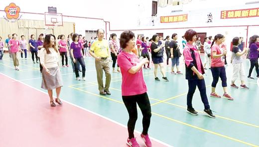 烈嶼鄉民俗舞蹈運動協會舉辦「與我共舞」親子排舞聯誼活動,議長洪麗萍、鄉公所秘書方小萍、烈嶼鄉體育會理事長洪國正和現場民眾一起同舞共樂。(許加泰攝)
