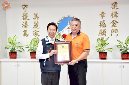 「2017金門平安祈福季-保生大帝繞境活動」圓滿落幕,縣府昨召開檢討會議,縣長陳福海致贈感謝狀肯定所有參與人員辛勞。(翁維智攝)