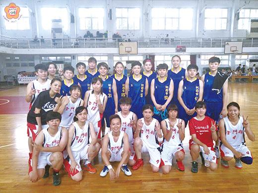 本縣首支女子籃球代表隊跨海宜蘭參加全國運動會分組資格賽,首次登上籃壇大舞台,金門代表隊雖在資格賽遭淘汰,卻贏得珍貴的友誼。(金門女子籃球代表隊提供)