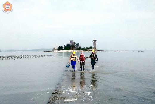 民眾至金城鎮建功嶼採集石花,因不諳潮汐而受困島上,金城消防分隊人員前往救援。(金城消防分隊提供)