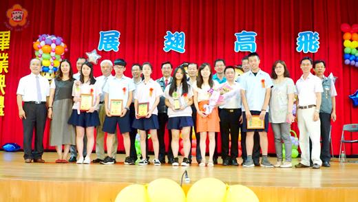 金城國中畢業典禮，績優學生受獎，與貴賓合影。（許峻魁攝）