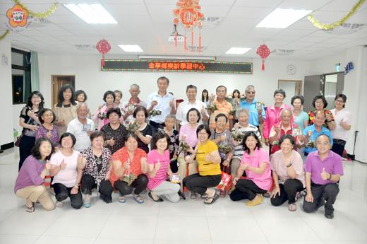 金寧鄉樂齡學習中心推行樂齡中心自主課程，在古寧頭社區發展協會辦理「麥出技藝小麥藝品製作」活動。（李金鎗攝）
