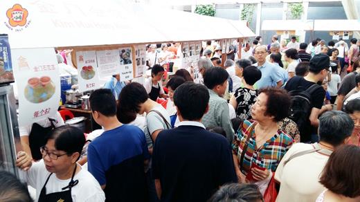 新加坡金門會館販賣攤位，觀眾踴躍支持的場面。