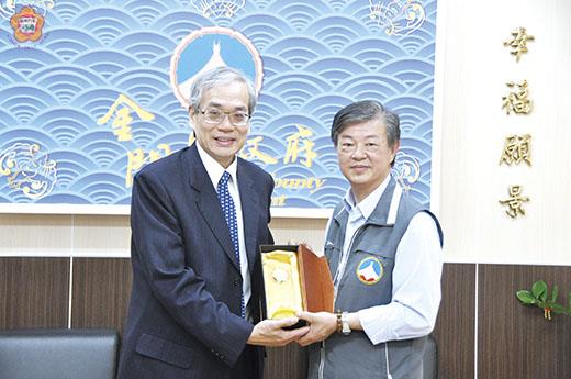 台北榮民總醫院副院長陳威明(左)昨日上午前往金門縣政府拜會秘書長林德恭,並帶來將於今年九月二十日起在臺北榮總新門診大樓成立離島偏鄉快速通關服務櫃台好消息。(李增汪攝)