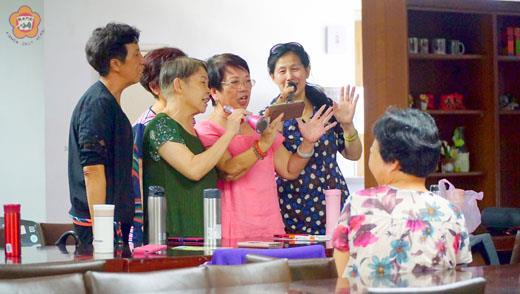 樂齡K歌APP教學,參加學員們拿起麥克風歡唱不停歇。
(許峻魁攝)