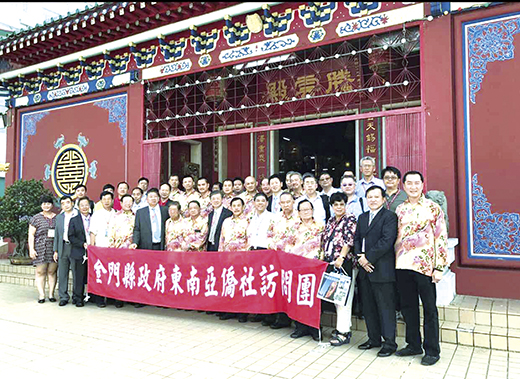金門縣政府東南亞僑社訪問團走訪汶萊騰雲殿。(僑務辦公室提供)