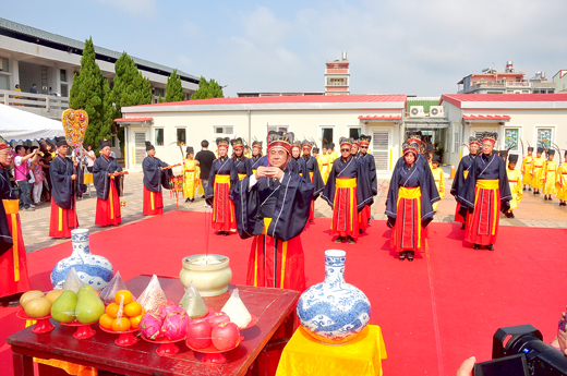 金門縣首度舉辦「祭孔大典」，由副縣長吳成典主祭。（陳冠霖攝）