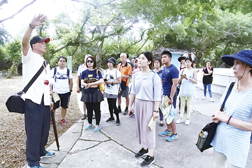 文化局昨日舉辦「106年走訪太武山十二奇景活動」，計有四十位民眾參與，在黃振良老師導覽解說下認識太武山上的奇景、奇石和豐富的人文。（陳麗妤攝）