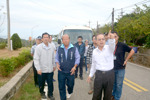 烈嶼鄉長洪成發（前排左二）陪同營建署副署長吳宏碩（前排左一）勘查庵下至麒麟山道路改善工程需求。（許加泰攝）