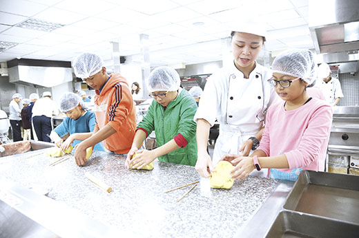 述美國小四、五、六年級同學日前前往銘傳大學金門分部學習手工餅乾製作。（董森堡攝）