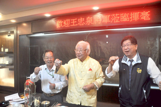 王忠泉將軍以他飲用金門高粱酒的百齡認證,示範如何製作養生高粱大蒜酒的秘訣。(李金鎗攝)