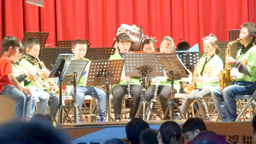 「愛管絃事」音樂會昨日下午假金門高中中正堂演出，吸引不少樂迷前往聆聽。（陳麗妤攝）