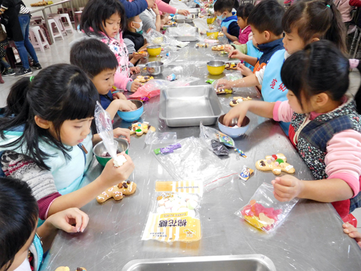 耶誕節將至，開瑄國小附設幼兒園由老師帶著小朋友自己動手搓湯圓和製作薑餅人。（開瑄國小提供）