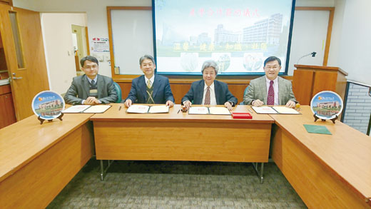 雙連安養中心總顧問蔡芳文(右二)、雙連社會福利慈善事業基金會總幹事蔡恩典(右一)來金與金大簽訂產學合作。(金大提供)