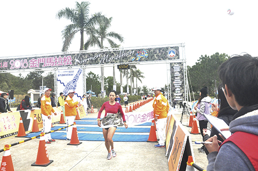 游雅君參加金門女子半程馬拉松跑出1小時22分05秒，締造四連霸。（李金鎗攝）