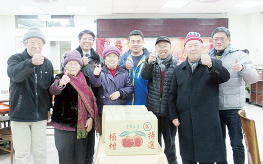 議員李誠智到大同之家送愛心，除了獻上應景禮盒也傳遞溫暖問候和佳節祝福，讓長者倍感窩心。（大同之家提供）