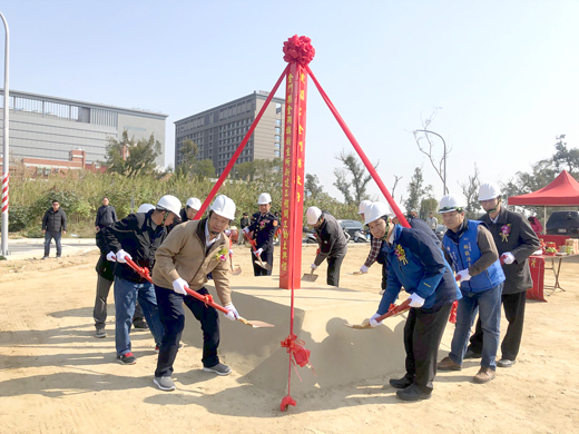 新建金湖衛生所工程昨（12）日上午舉行動土典禮，縣長陳福海親自持鏟動土。（陳冠霖攝）