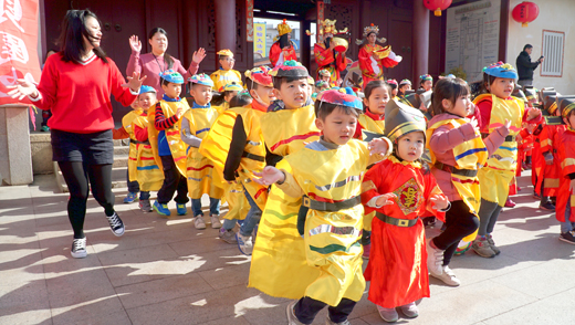 寶貝園地小朋友迎接農曆年，裝扮財神分送喜氣。（許峻魁攝）