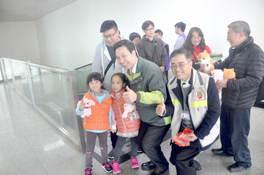 迎接旅台鄉親返鄉過節，縣長陳福海昨日到尚義機場關心旅客輸運情形，並和金門航空站主任洪念慈等人在機場入境出口迎接返鄉鄉親。（李金鎗攝）