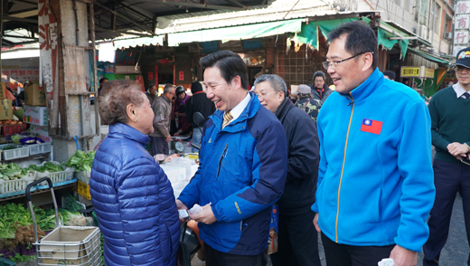 年關已近，縣長陳福海前往地方市場來瞭解現況，並向民眾拜年。（許峻魁攝、縣府提供）