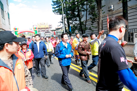 金湖鎮新市里忠義廟舉辦遶境活動，縣長陳福海和金湖鎮長蔡西湖等人全程跟隨參與。（縣府提供）