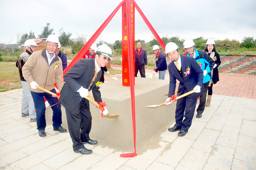 金湖鎮溪邊順境宮周邊環境改善工程昨（8）日舉行動土典禮，由縣長陳福海等人執鏟動土。（陳冠霖攝）