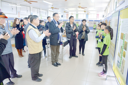 縣府參議甯國平及貴賓參觀黃公望大師的山水大探險主題展，並聽取學生解說。（楊水詠攝）