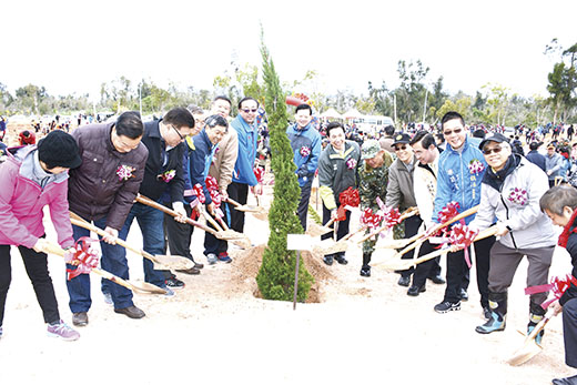 縣長陳福海與軍民學生一起植樹美化金門。（楊水詠攝）