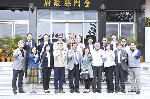 國立成功大學校長蘇慧貞、漢翔航空工業公司董事長廖榮鑫,昨日率同學校主管、公司幹部一行,抵金進行兩天一夜的金門參訪和交流行程。(李增汪攝)