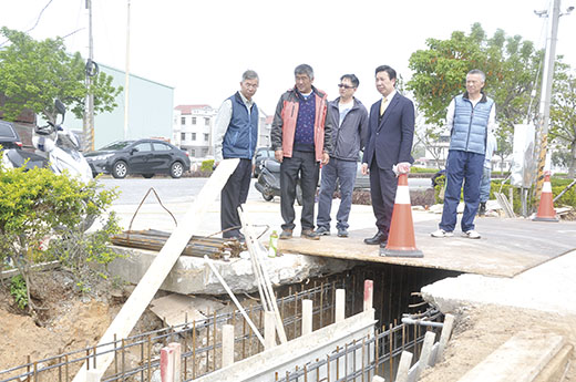 縣長陳福海昨實地踏勘金沙鎮沙青路排水改善工程,除了慰勉施工人員辛勞,他也特別叮嚀承商要「實實的做、好好的做」,如期如質的把工程做到最好。(翁維智攝)