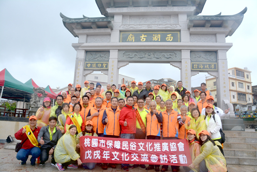 桃園市保障民俗文化推廣協會進香團前往羅厝西湖古廟參拜。(許加泰攝)