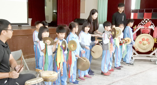 臺北木偶劇團、延樂軒北管劇團昨到安瀾國小演出精彩、逗趣的布袋戲「聰明的土地婆」，全場師生哈哈大笑，另外也帶師生認識及示範北管樂器，學子爭相上台小試身手，留下難忘的學習經驗。
（陳麗妤攝）