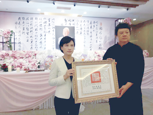 一代詩魔洛夫昨天告別式,文化部長鄭麗君(左)代表總統頒褒揚令,由洛夫公子知名音樂家莫凡接受。(燕南書院提供)