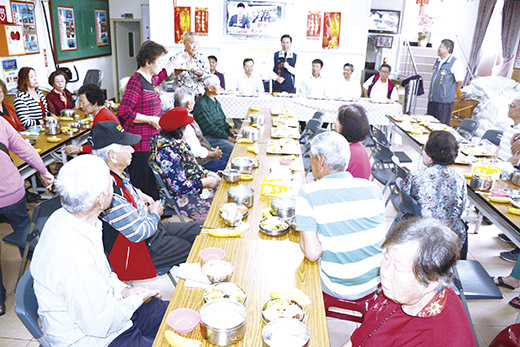 金門縣長陳福海昨至料羅灣社區與老人共進午餐，並致送加菜金，表示共餐照顧「老大人」和吃出健康，「熊讚！」（楊水詠攝）